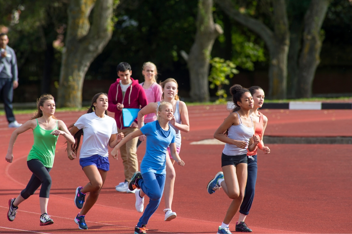Ragazze che corrono insieme su una pista di atletica